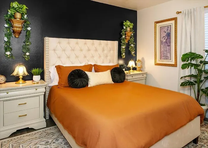 Golden - King Bed & Swimming Pool! Villa