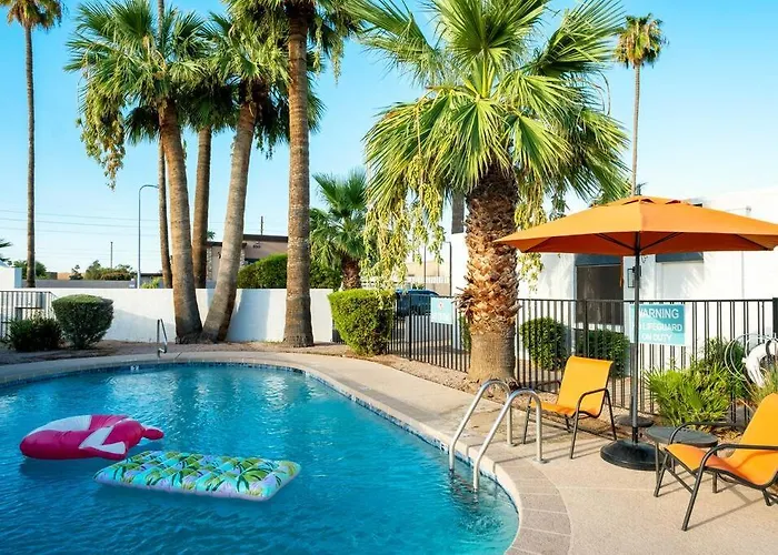 Villa Golden - King Bed & Swimming Pool!