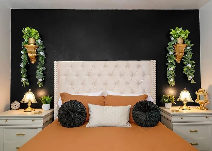 Golden - King Bed & Swimming Pool! Villa *