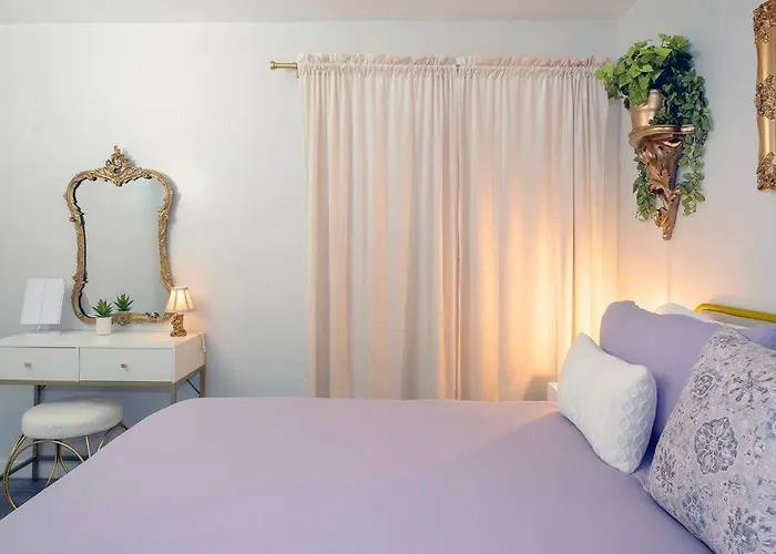 Golden - King Bed & Swimming Pool! Villa *