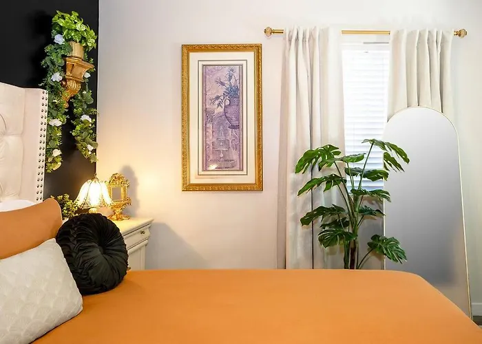 Golden - King Bed & Swimming Pool!