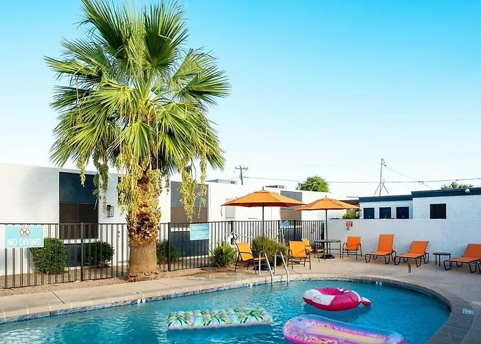 Golden - King Bed & Swimming Pool!