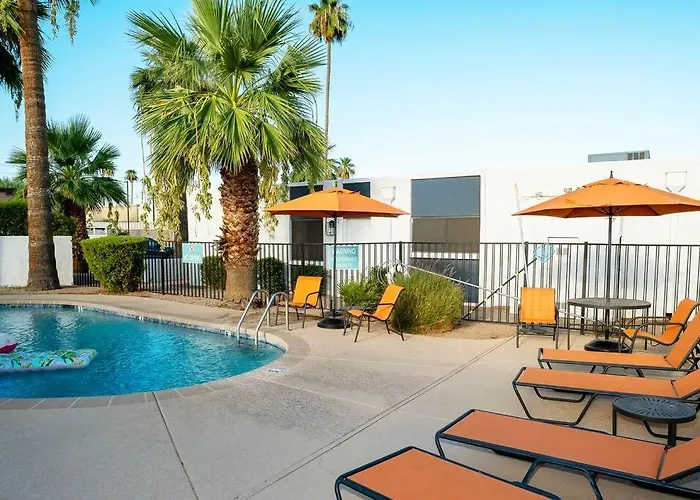 Golden - King Bed & Swimming Pool! Villa Tempe